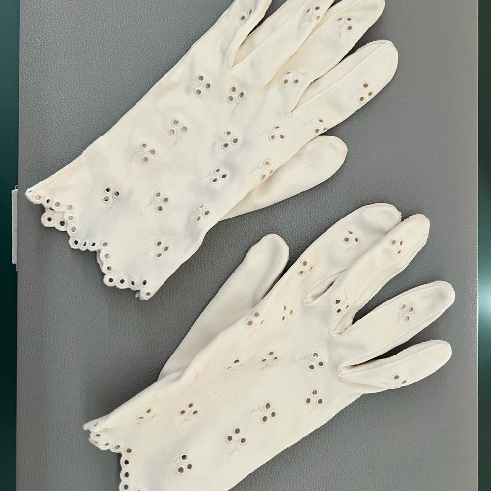 Vintage Cream Ladies Gloves with Scalloped Eyelet Detailing